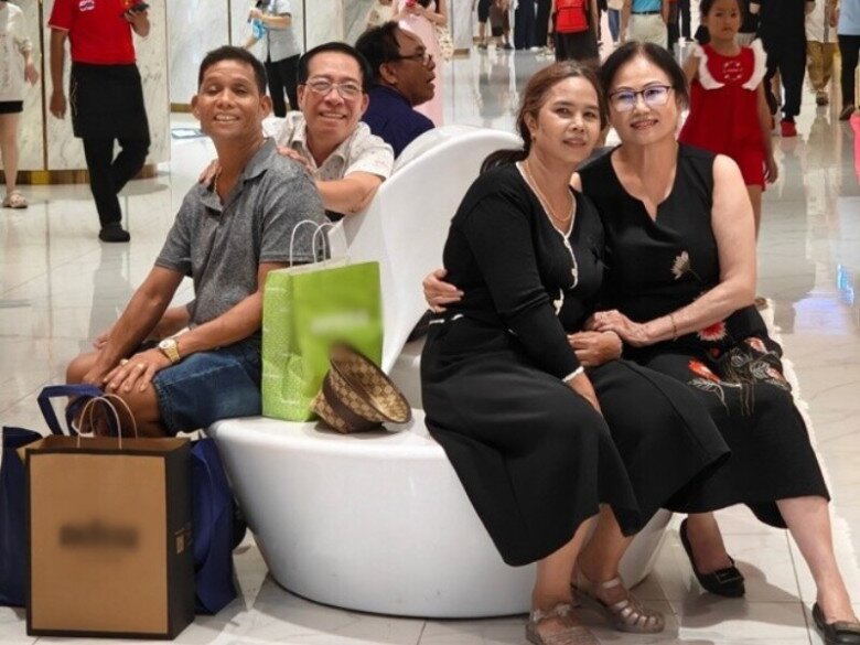 Sao Việt 24h: H'Hen Niê khoe bố chồng và bố ruột người Ê Đê chung khung hình, ngoại hình đối lập gây chú ý - 2