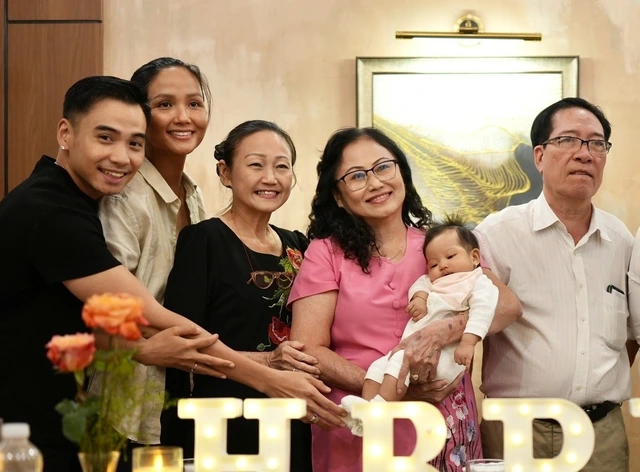 Sao Việt 24h: H'Hen Niê khoe bố chồng và bố ruột người Ê Đê chung khung hình, ngoại hình đối lập gây chú ý - 4