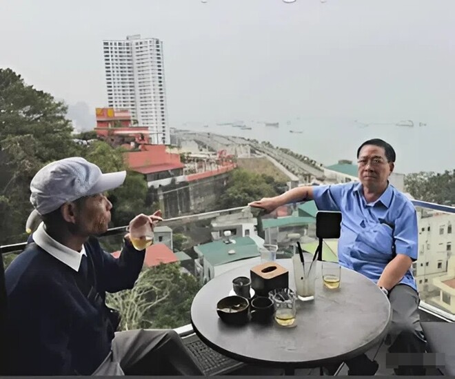 Sao Việt 24h: H'Hen Niê khoe bố chồng và bố ruột người Ê Đê chung khung hình, ngoại hình đối lập gây chú ý - 1