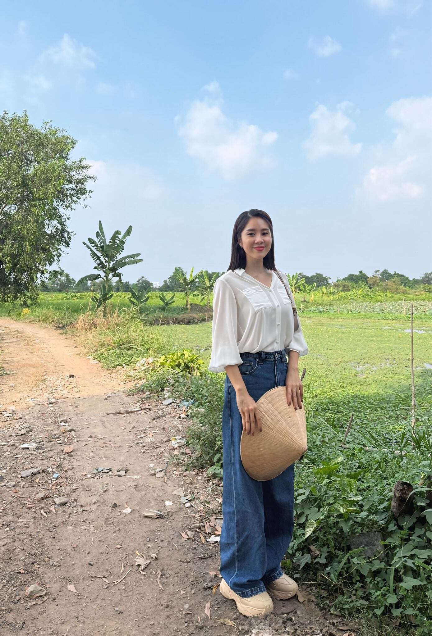 Sao Việt 24h: H'Hen Niê khoe bố chồng và bố ruột người Ê Đê chung khung hình, ngoại hình đối lập gây chú ý - 14