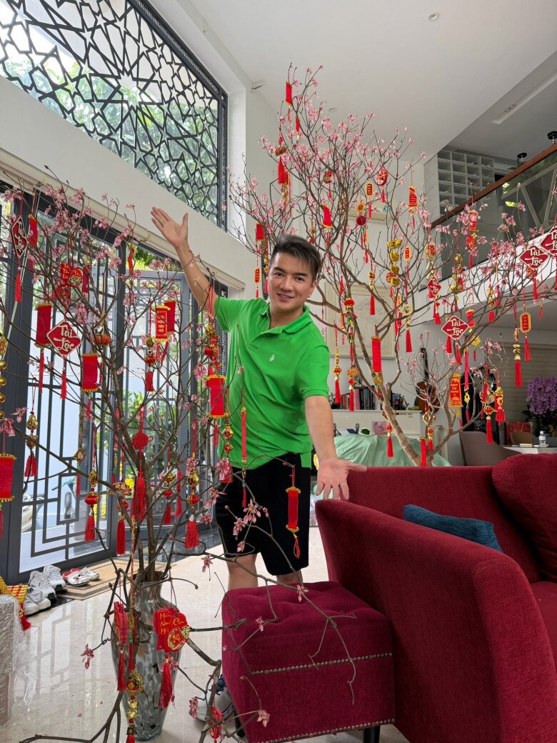 Sao Việt 24h: Hoa hậu H'Hen Niê cùng chồng địu con gái đi dạo phố, tinh tế đi dép thấp vẫn cao vượt ông xã - 11