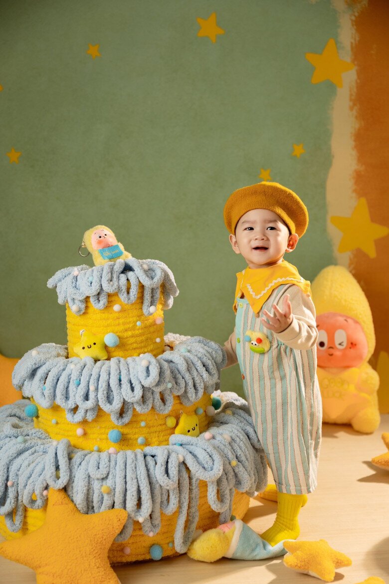 Sao Việt 24h: Hoa hậu H'Hen Niê cùng chồng địu con gái đi dạo phố, tinh tế đi dép thấp vẫn cao vượt ông xã - 13