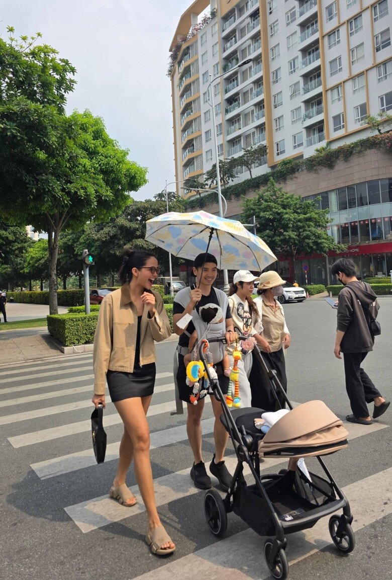 Sao Việt 24h: Hoa hậu H'Hen Niê cùng chồng địu con gái đi dạo phố, tinh tế đi dép thấp vẫn cao vượt ông xã - 2