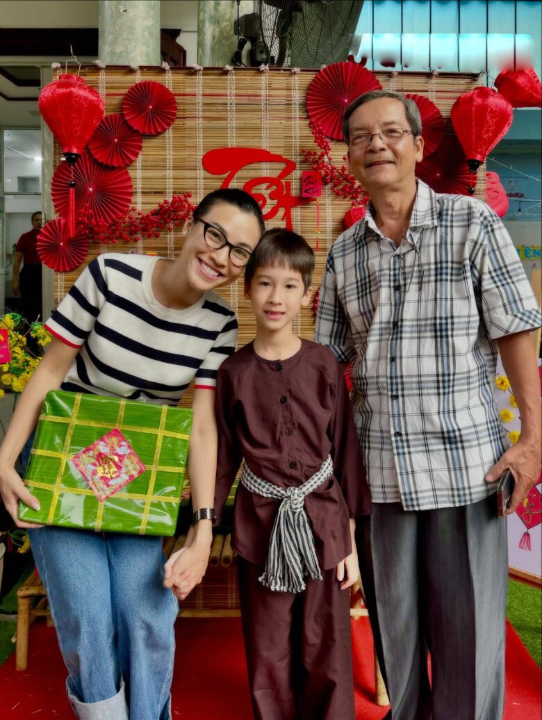 Sao Việt 24h: Hoa hậu H'Hen Niê cùng chồng địu con gái đi dạo phố, tinh tế đi dép thấp vẫn cao vượt ông xã - 8