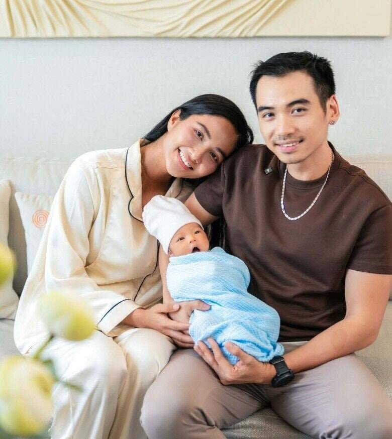 Sao Việt 24h: Hoa hậu H'Hen Niê cùng chồng địu con gái đi dạo phố, tinh tế đi dép thấp vẫn cao vượt ông xã - 4