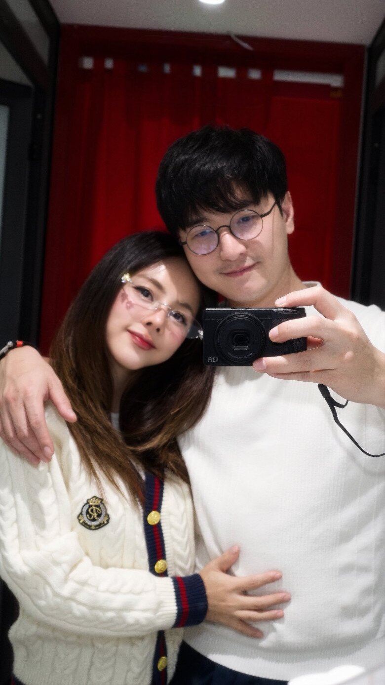 Sao Việt 24h: Mẹ ruột Hồ Ngọc Hà mất 15 năm thuyết phục chồng lai Pháp cùng tập yoga, U70 biểu diễn nhiều thế mạo hiểm - 13