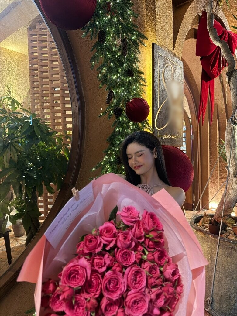 Sao Việt 24h: Mẹ ruột Hồ Ngọc Hà mất 15 năm thuyết phục chồng lai Pháp cùng tập yoga, U70 biểu diễn nhiều thế mạo hiểm - 11