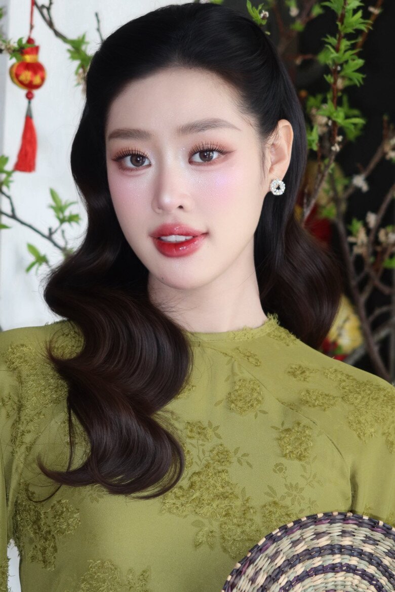 Sao Việt 24h: Midu thần thái "không phải dạng vừa" khi chấm thi sinh viên, nữ Thạc sĩ đẹp tri thức, chuẩn "dâu hào môn" - 11