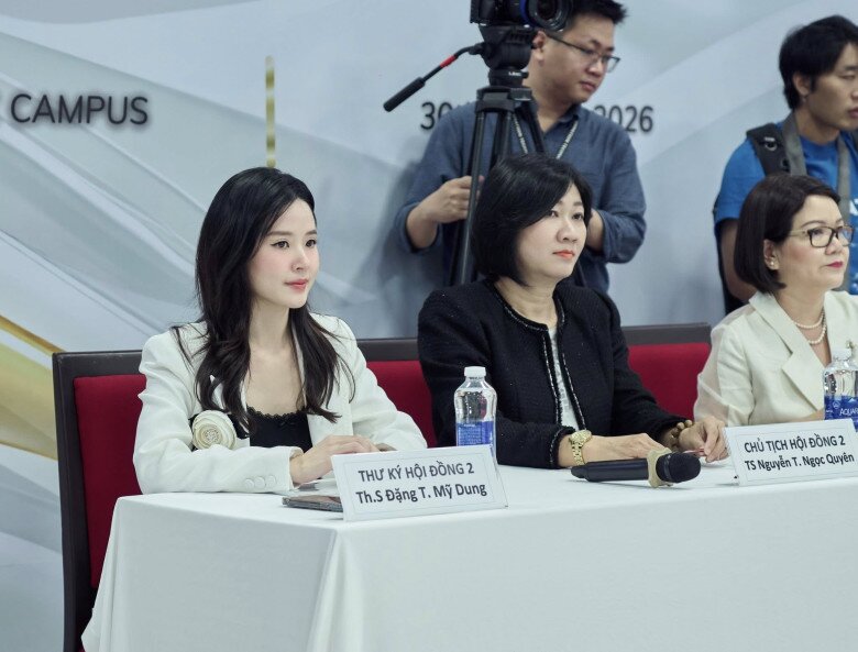 Sao Việt 24h: Midu thần thái "không phải dạng vừa" khi chấm thi sinh viên, nữ Thạc sĩ đẹp tri thức, chuẩn "dâu hào môn" - 2