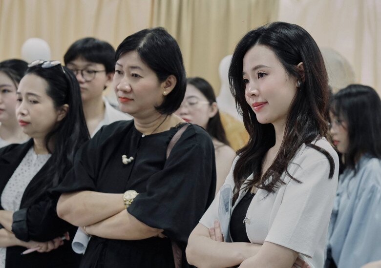 Sao Việt 24h: Midu thần thái "không phải dạng vừa" khi chấm thi sinh viên, nữ Thạc sĩ đẹp tri thức, chuẩn "dâu hào môn" - 3