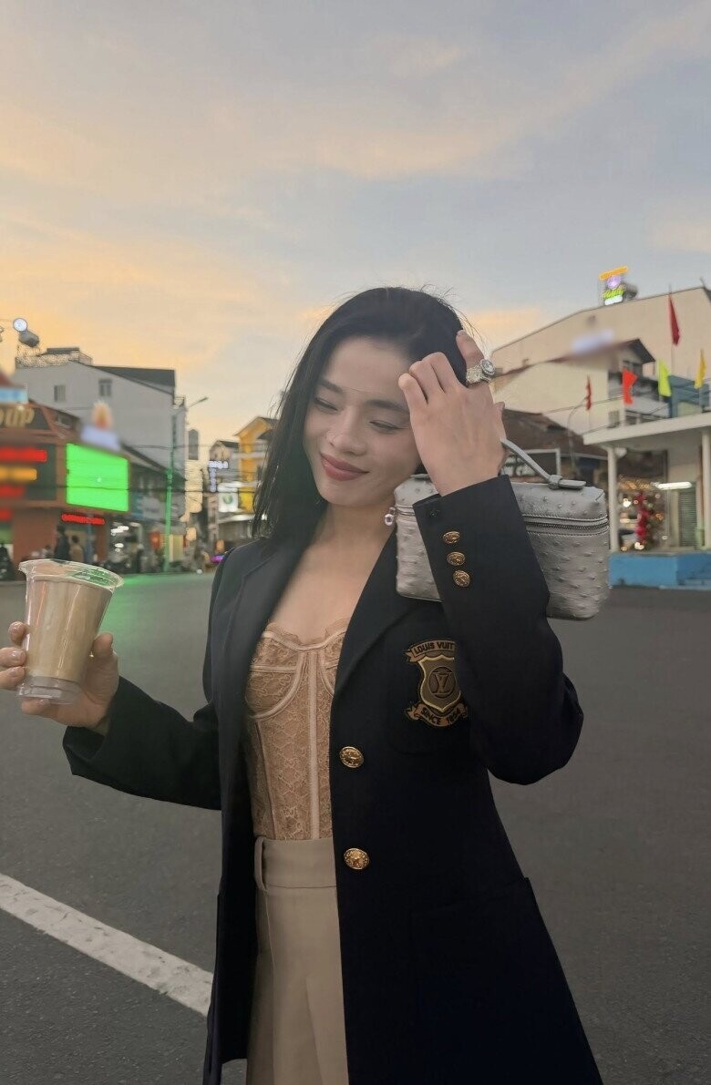 Sao Việt 24h: NSND Hồng Vân khoe "dáng nuột" thon thả ở tuổi U60, nhan sắc sau giảm cân "thăng hạng" không kém thời trẻ - 9