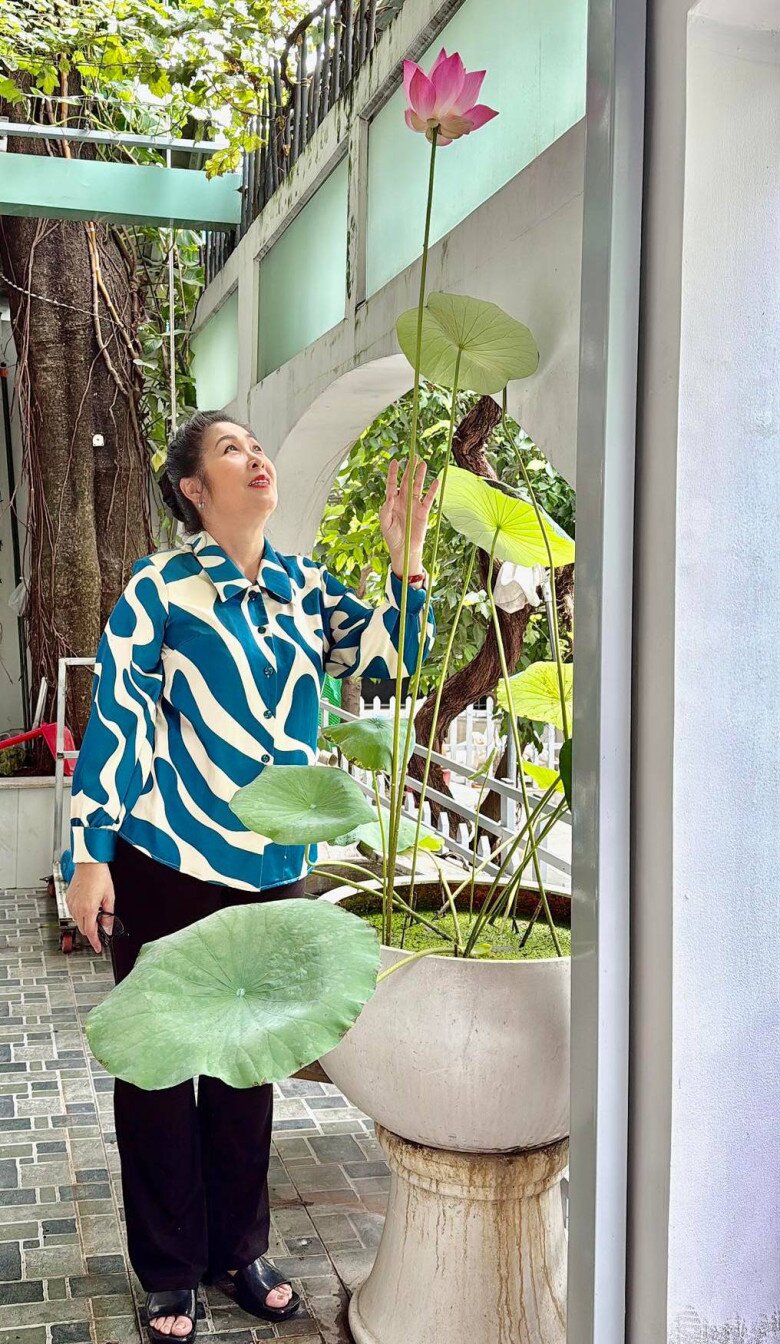 Sao Việt 24h: Phương Oanh thần sắc tươi tắn, diện áo dài vào bếp nấu ăn ngày Tết, được khen chỉn chu và không "làm màu" - 12