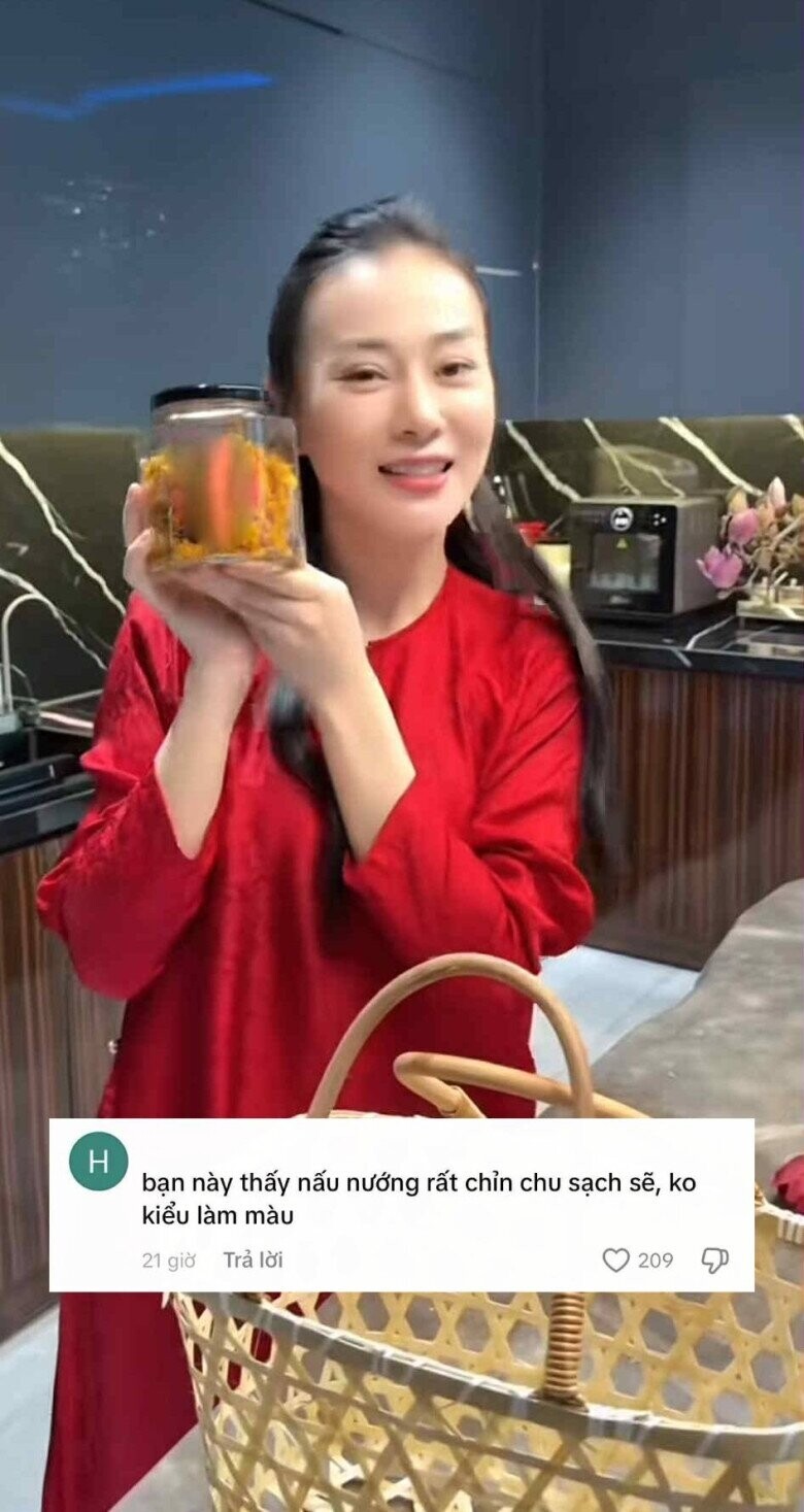 Sao Việt 24h: Phương Oanh thần sắc tươi tắn, diện áo dài vào bếp nấu ăn ngày Tết, được khen chỉn chu và không "làm màu" - 4