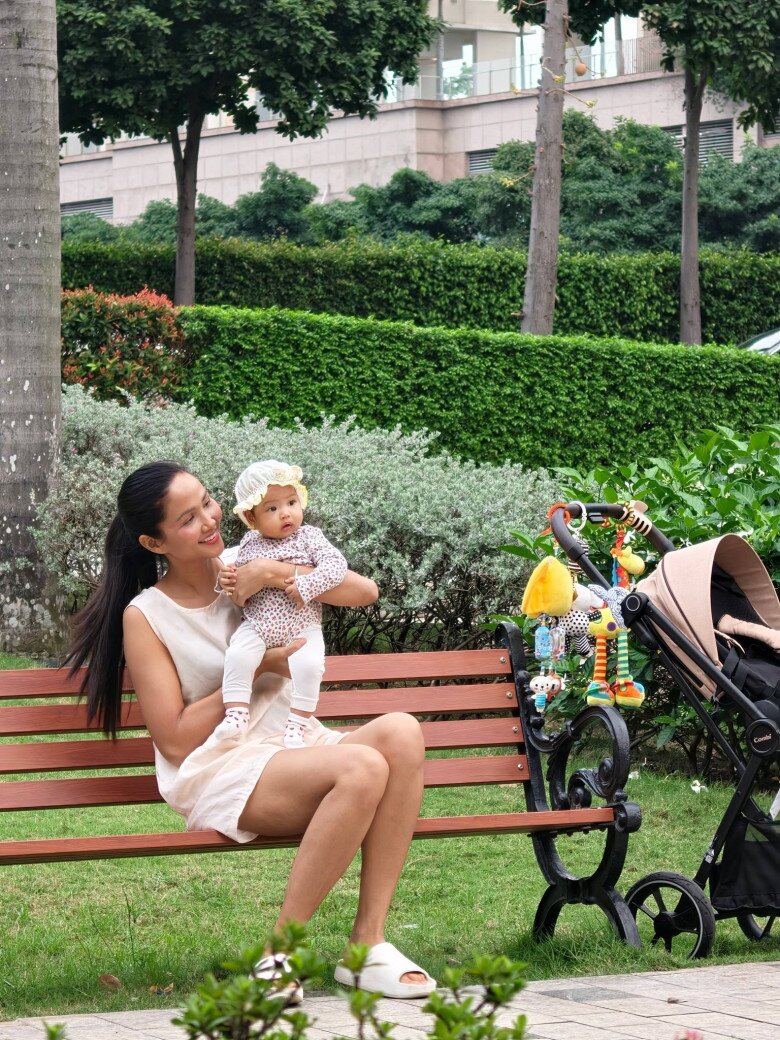 Sao Việt 24h: Quang Dũng mở tiệc trong biệt thự 400m² thiết đãi bạn bè nghệ sĩ, Thanh Thảo thoải mái bên "người cũ" - 8