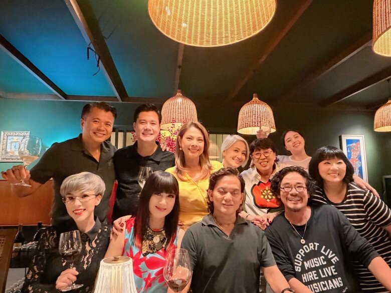 Sao Việt 24h: Quang Dũng mở tiệc trong biệt thự 400m² thiết đãi bạn bè nghệ sĩ, Thanh Thảo thoải mái bên "người cũ" - 2