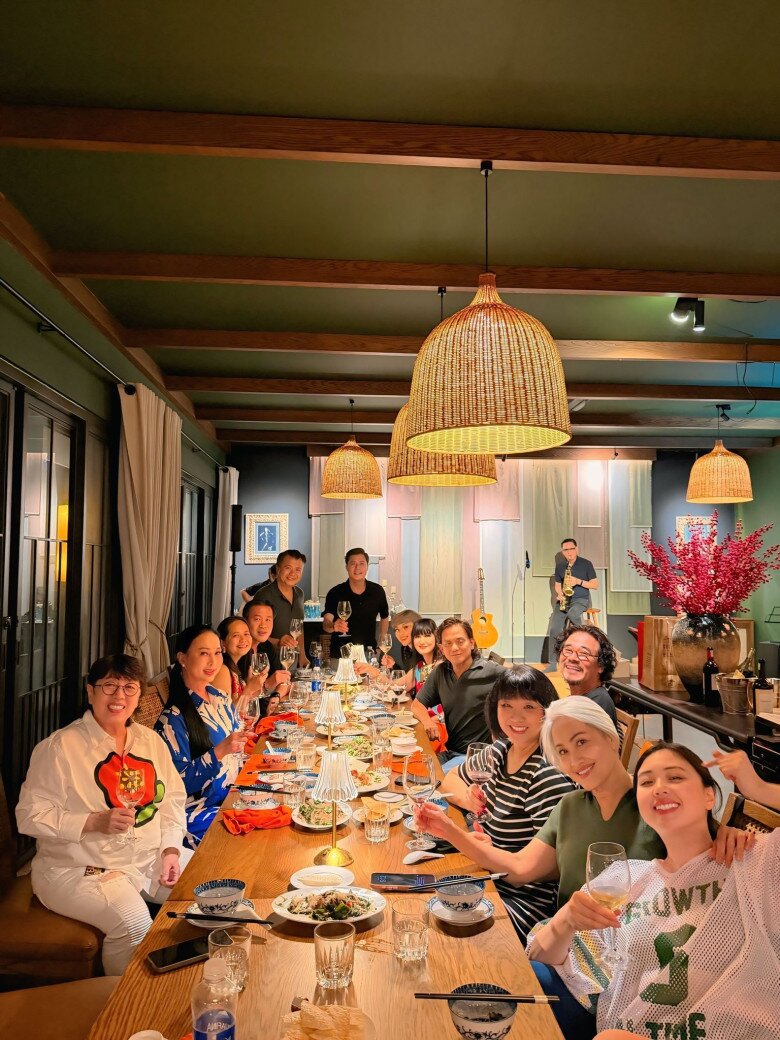 Sao Việt 24h: Quang Dũng mở tiệc trong biệt thự 400m² thiết đãi bạn bè nghệ sĩ, Thanh Thảo thoải mái bên "người cũ" - 3