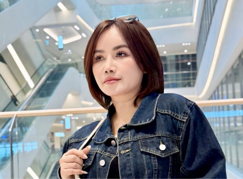 Sao Việt 24h: Đỗ Thị Hà lần đầu cho chồng thiếu gia chào fan, doanh nhân Viết Vương ngượng ngùng hôn vợ - 11