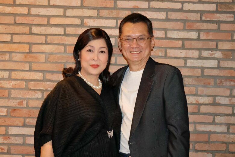 Sao Việt 24h: Đỗ Thị Hà lần đầu cho chồng thiếu gia chào fan, doanh nhân Viết Vương ngượng ngùng hôn vợ - 8