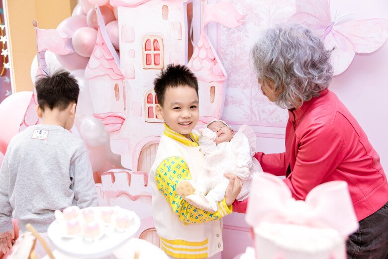 Sao Việt 24h: Đỗ Thị Hà lần đầu cho chồng thiếu gia chào fan, doanh nhân Viết Vương ngượng ngùng hôn vợ - 9