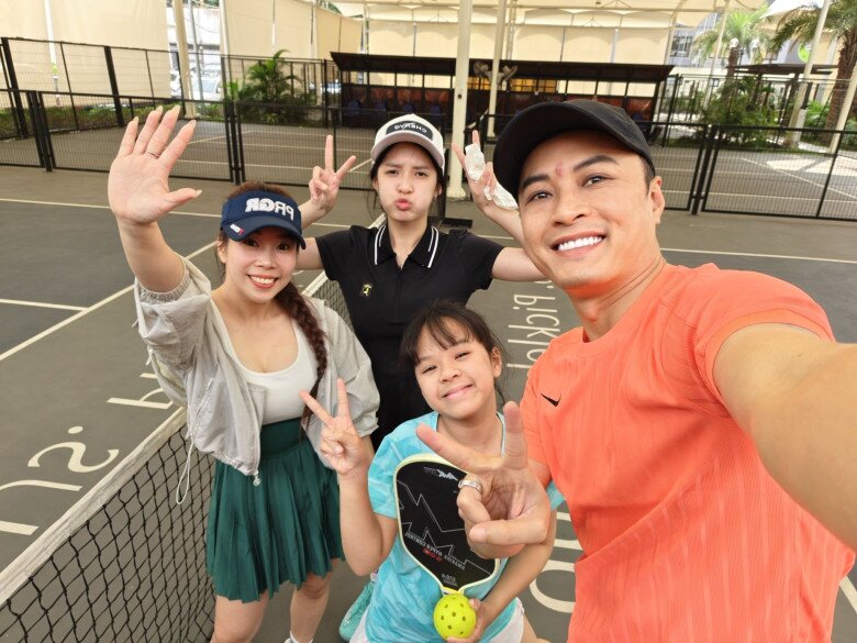 Sao Việt 24h: Siêu mẫu Vĩnh Thụy lần đầu công khai ảnh con đầu lòng với vợ tiểu thư trong thời khắc chuyển giao năm mới - 4