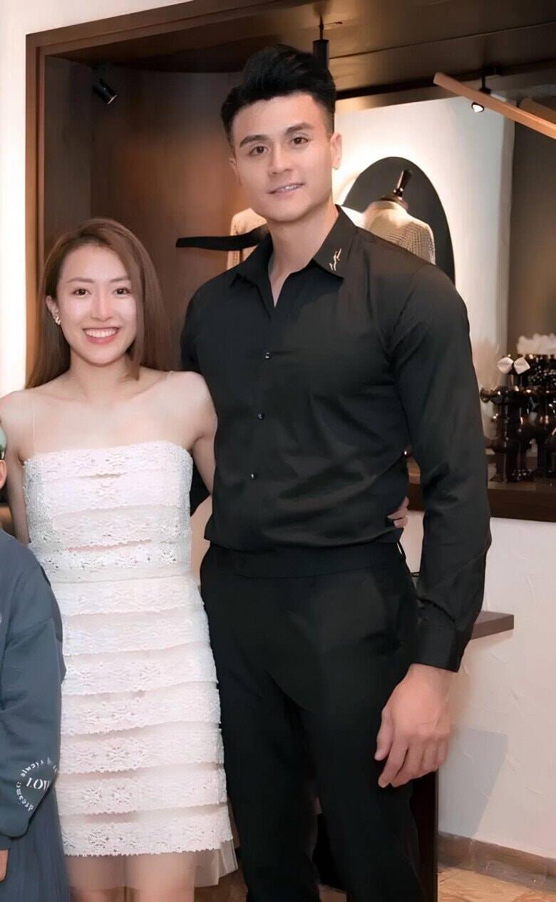 Sao Việt 24h: Siêu mẫu Vĩnh Thụy lần đầu công khai ảnh con đầu lòng với vợ tiểu thư trong thời khắc chuyển giao năm mới - 2