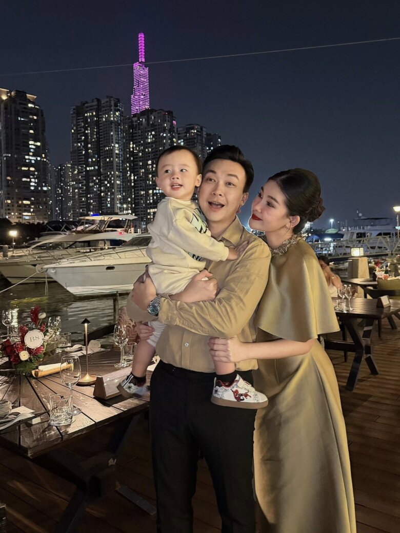 Sao Việt 24h: Siêu mẫu Vĩnh Thụy lần đầu công khai ảnh con đầu lòng với vợ tiểu thư trong thời khắc chuyển giao năm mới - 7