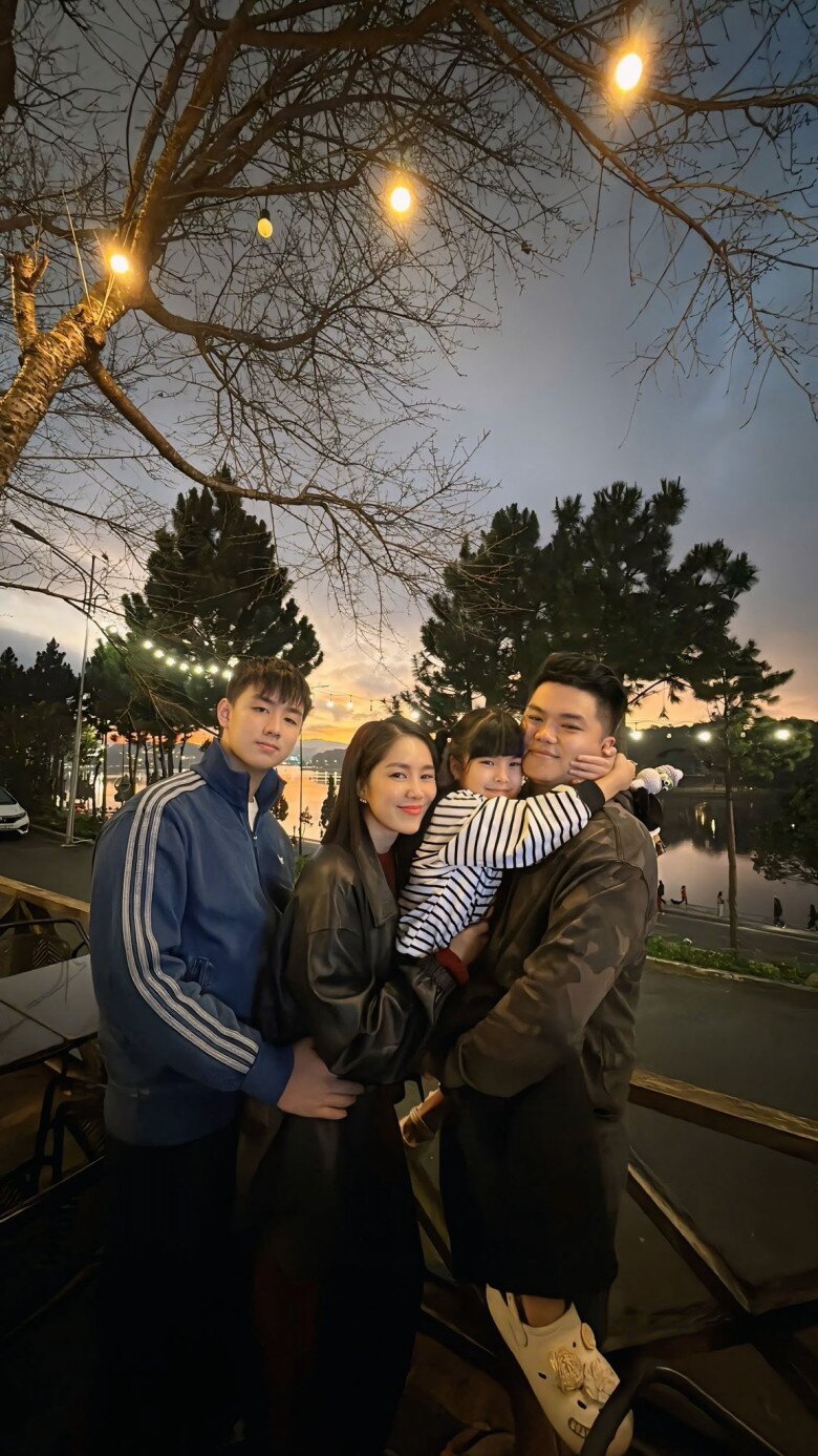 Sao Việt 24h: Siêu mẫu Vĩnh Thụy lần đầu công khai ảnh con đầu lòng với vợ tiểu thư trong thời khắc chuyển giao năm mới - 6