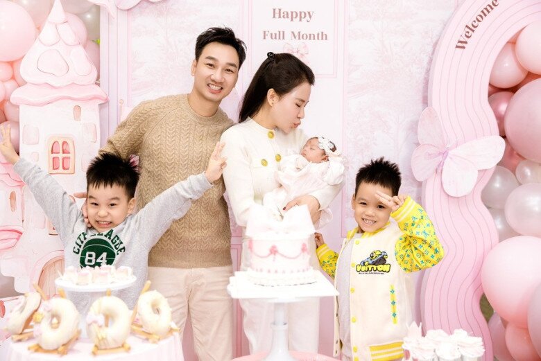 Sao Việt 24h: Siêu mẫu Vĩnh Thụy lần đầu công khai ảnh con đầu lòng với vợ tiểu thư trong thời khắc chuyển giao năm mới - 8