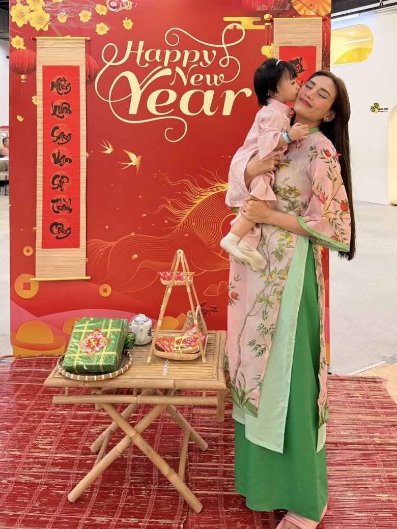 Sao Việt 24h: Thanh Trúc đăng ảnh tình tứ kỷ niệm 3 năm kết hôn, Châu Khải Phong bỗng khoe "bồ nhí" - 11