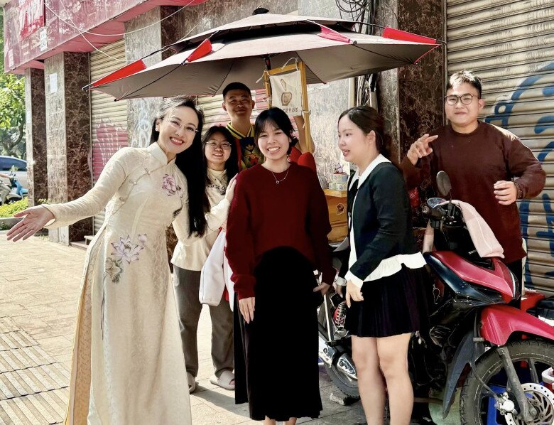 Sao Việt 24h: Vợ kém 37 tuổi của Quang Minh bất ngờ khoe sổ đỏ, không quên "nịnh" chồng đầy yêu thương - 9