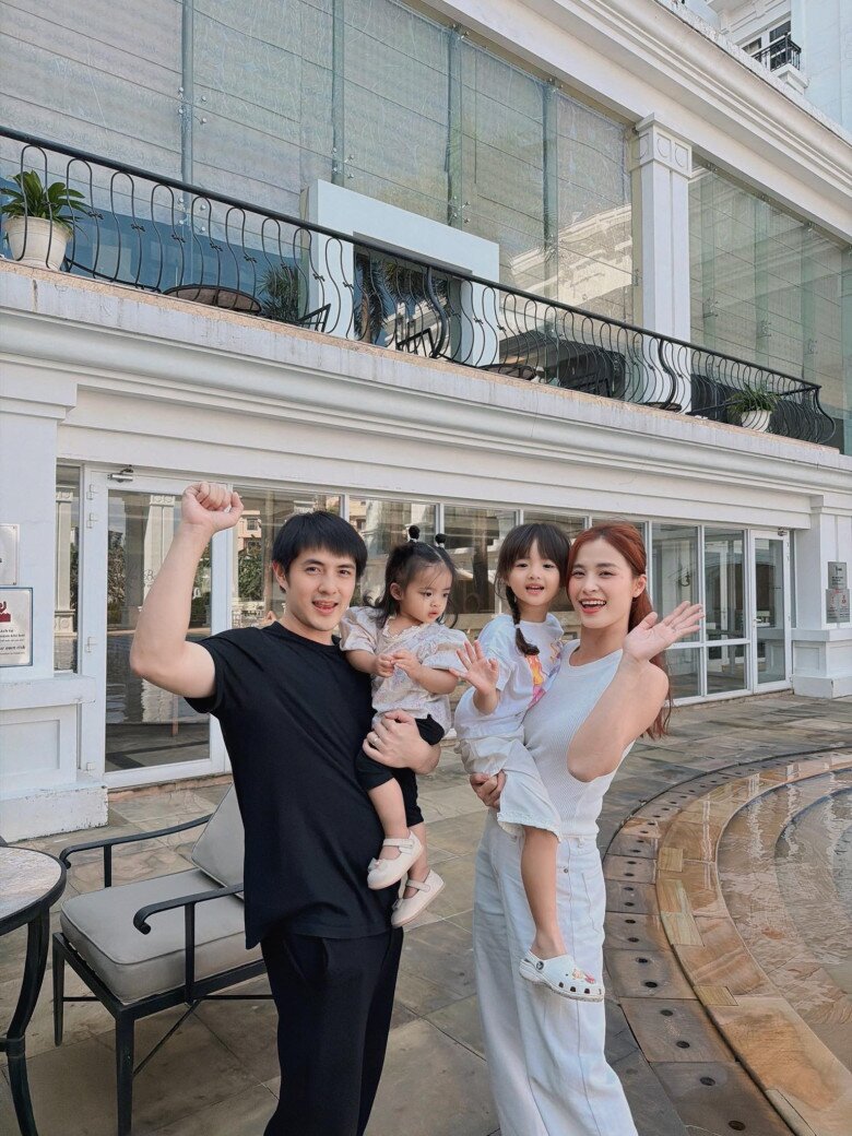 Sao Việt 24h: Vợ kém 37 tuổi của Quang Minh bất ngờ khoe sổ đỏ, không quên "nịnh" chồng đầy yêu thương - 11