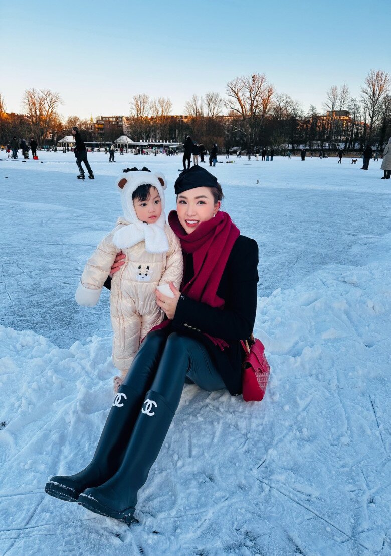 Sao Việt 24h: Vợ kém 37 tuổi của Quang Minh bất ngờ khoe sổ đỏ, không quên "nịnh" chồng đầy yêu thương - 12