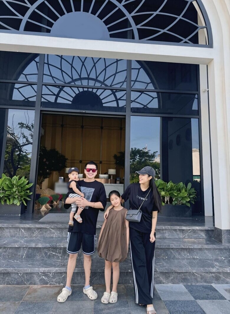 Sao Việt 24h: Vợ kém 37 tuổi của Quang Minh bất ngờ khoe sổ đỏ, không quên "nịnh" chồng đầy yêu thương - 3