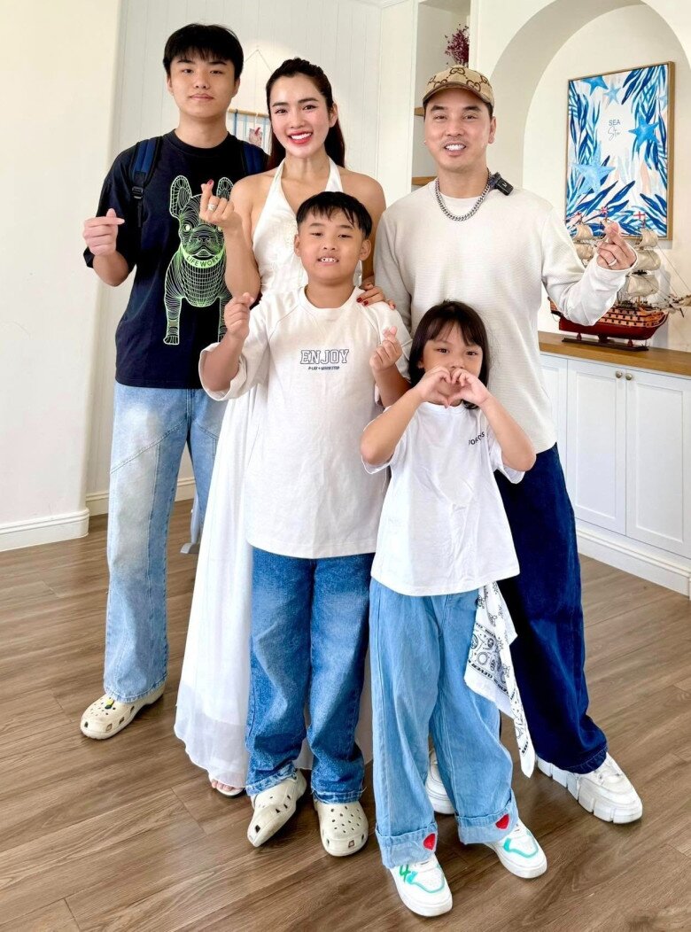 Vợ của Ưng Hoàng Phúc thương "đứt ruột" vì con trai riêng đang ở Mỹ, tiết lộ về mối quan hệ với chồng cũ - 4