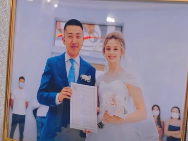 Chàng trai 9X tán đổ “hoa khôi làng” người Nga, bố mẹ vợ cho đất xây nhà, giục sinh 10 đứa cháu ngoại