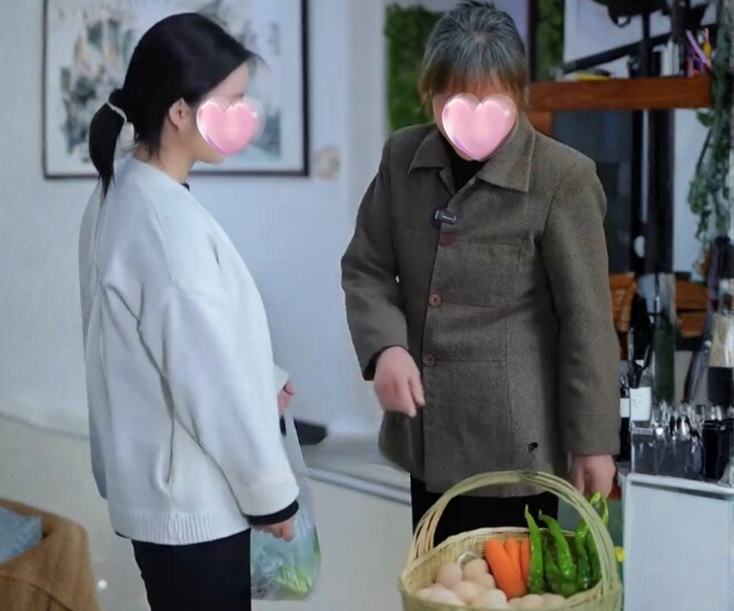 Chồng nuôi gà để nhà nội liên hoan, bà bầu đem làm thịt đãi mẹ ruột ăn và kết cục cay mắt - 1