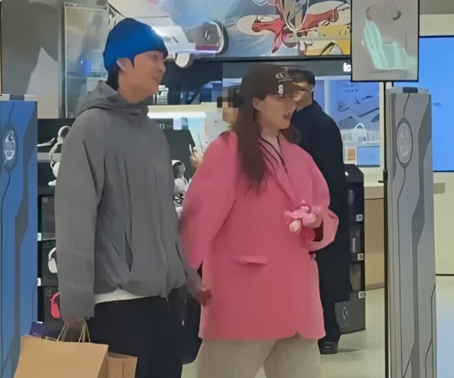 Đi TTTM chơi Tết, mỹ nhân sexy nhất showbiz bị người qua đường "tóm sống" vòng 2 khủng, dấu hiệu bầu bí quá rõ - 2