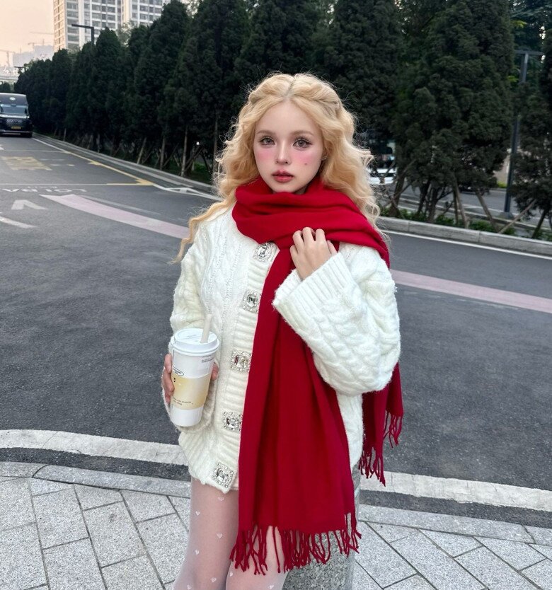 Thanh niên Việt đi làm về thấy một em gái như búp bê Nga bế con mình trên giường, dân tình xuýt xoa khen “sướng” - 4