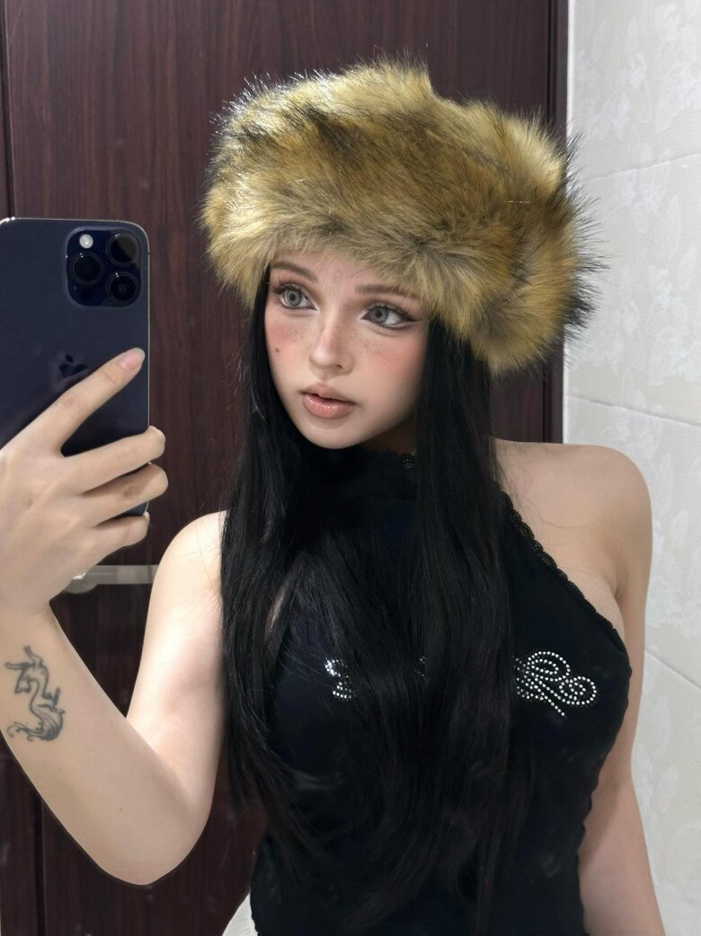 Thanh niên Việt đi làm về thấy một em gái như búp bê Nga bế con mình trên giường, dân tình xuýt xoa khen “sướng” - 3