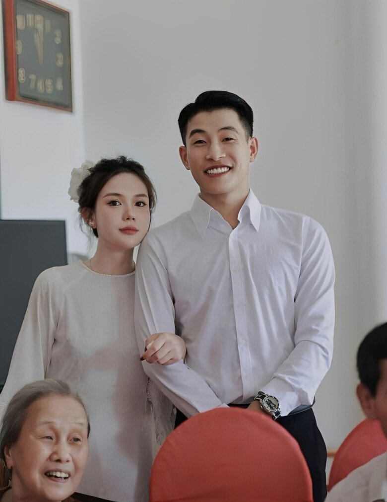 Nam diễn viên VTV "lái máy bay" có con với chị hơn 2 tuổi xinh như búp bê, hôn bụng vợ khoe lên chức bố - 6