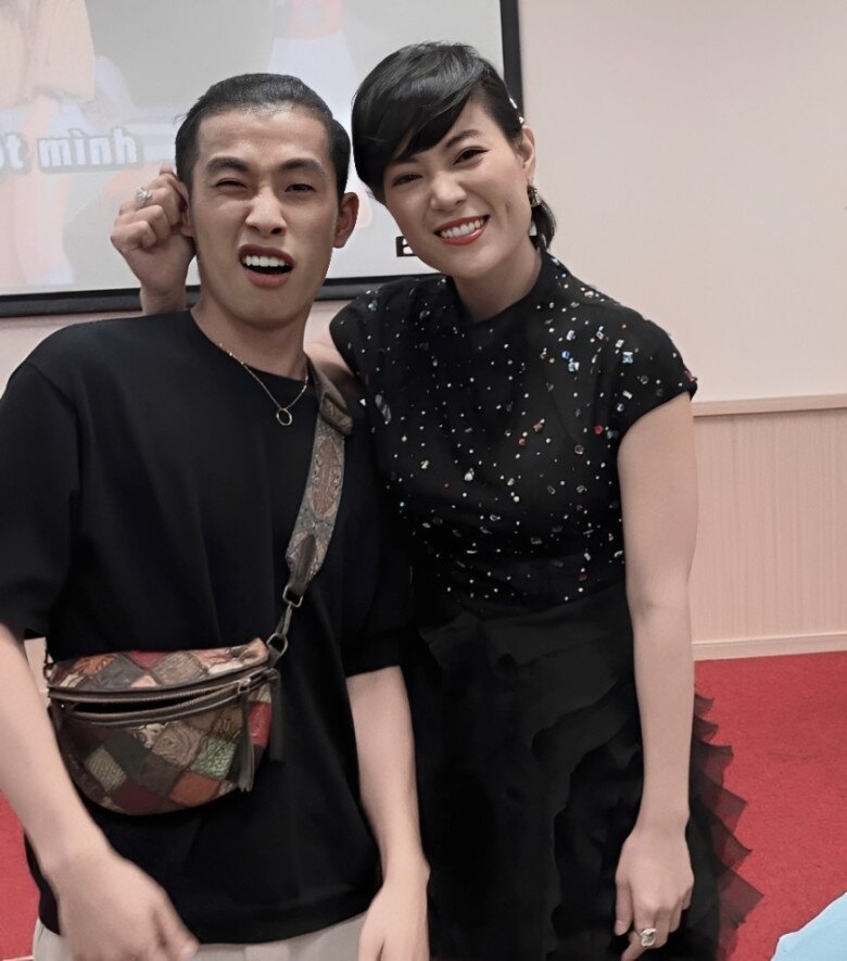 Nam diễn viên VTV "lái máy bay" có con với chị hơn 2 tuổi xinh như búp bê, hôn bụng vợ khoe lên chức bố - 9