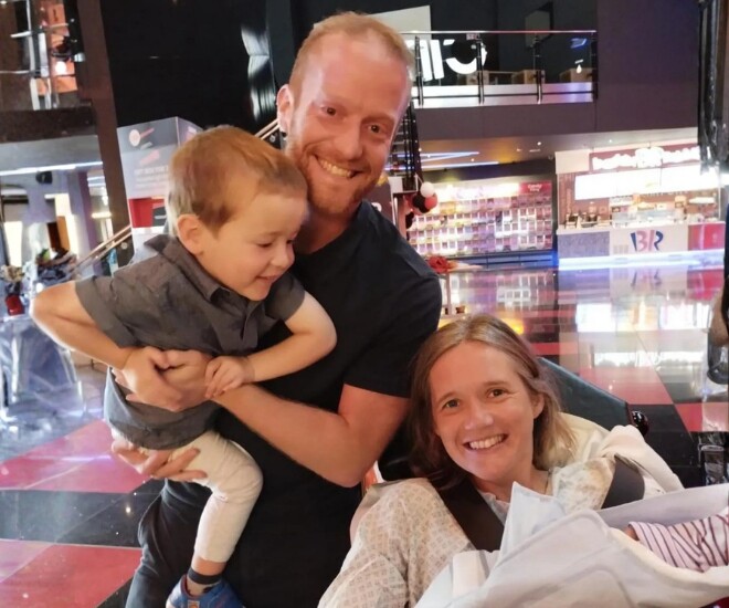 Bà bầu đi xem phim bất ngờ đẻ luôn tại rạp, nhóc tỳ được hưởng đặc quyền xem phim miễn phí trọn đời - 1