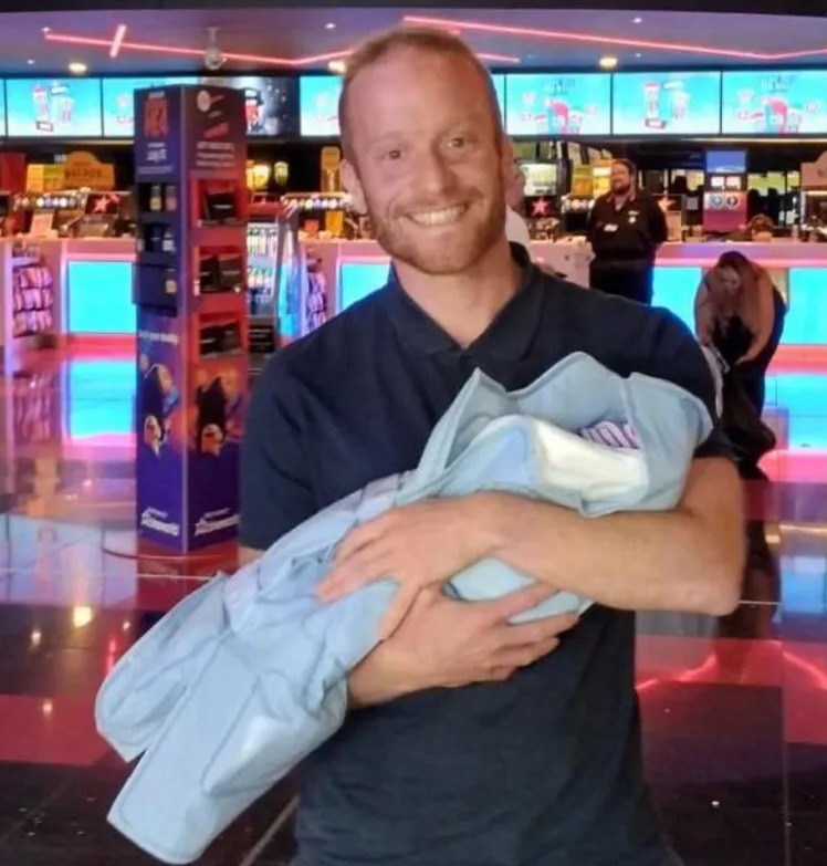 Bà bầu đi xem phim bất ngờ đẻ luôn tại rạp, nhóc tỳ được hưởng đặc quyền xem phim miễn phí trọn đời - 2