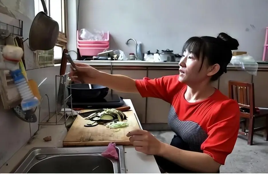 Cô gái ngoại hình khác lạ từng bị cả làng kỳ thị giờ đã có con, diện mạo 2 đứa trẻ hiện tại gây sốc - 2