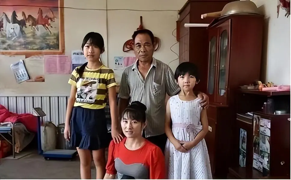 Cô gái ngoại hình khác lạ từng bị cả làng kỳ thị giờ đã có con, diện mạo 2 đứa trẻ hiện tại gây sốc - 4