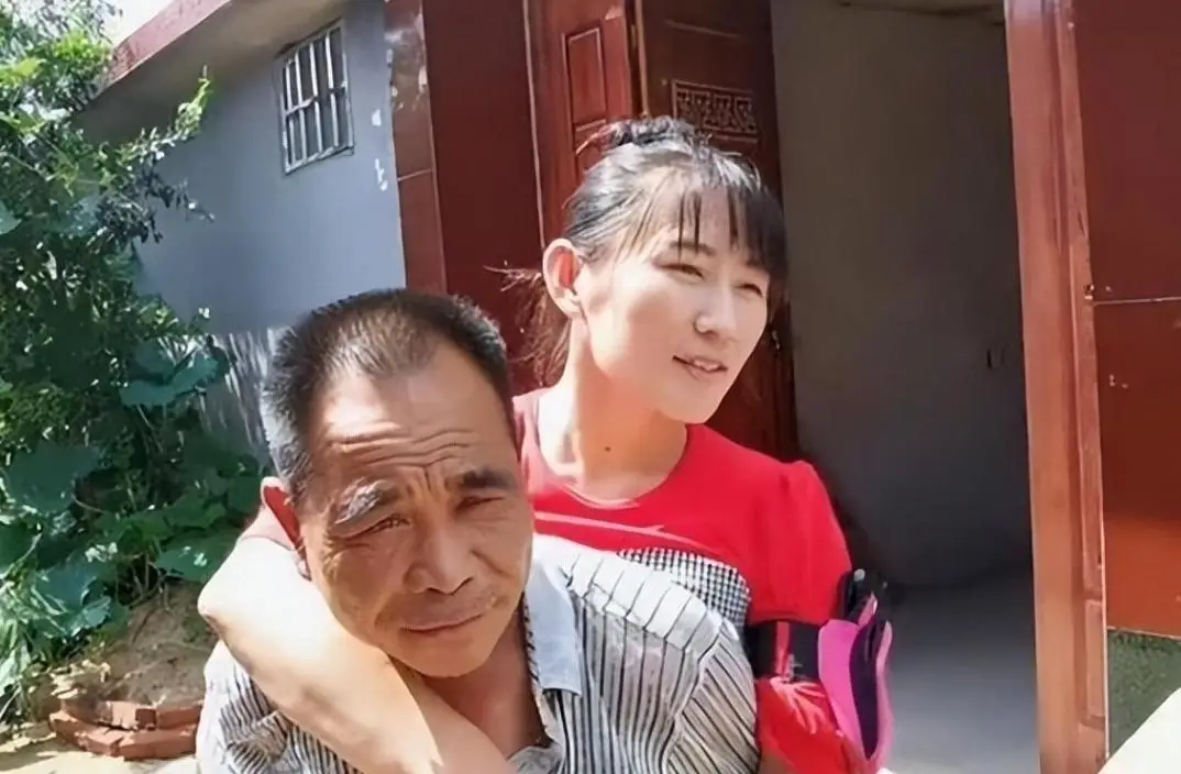 Cô gái ngoại hình khác lạ từng bị cả làng kỳ thị giờ đã có con, diện mạo 2 đứa trẻ hiện tại gây sốc - 3