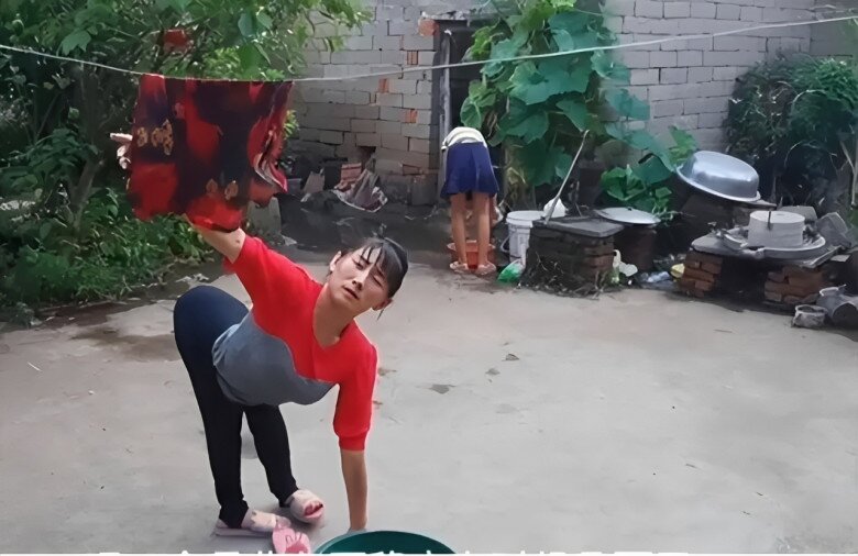 Cô gái ngoại hình khác lạ từng bị cả làng kỳ thị giờ đã có con, diện mạo 2 đứa trẻ hiện tại gây sốc - 1