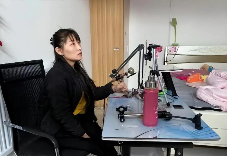 Cô gái ngoại hình khác lạ từng bị cả làng kỳ thị giờ đã có con, diện mạo 2 đứa trẻ hiện tại gây sốc - 5