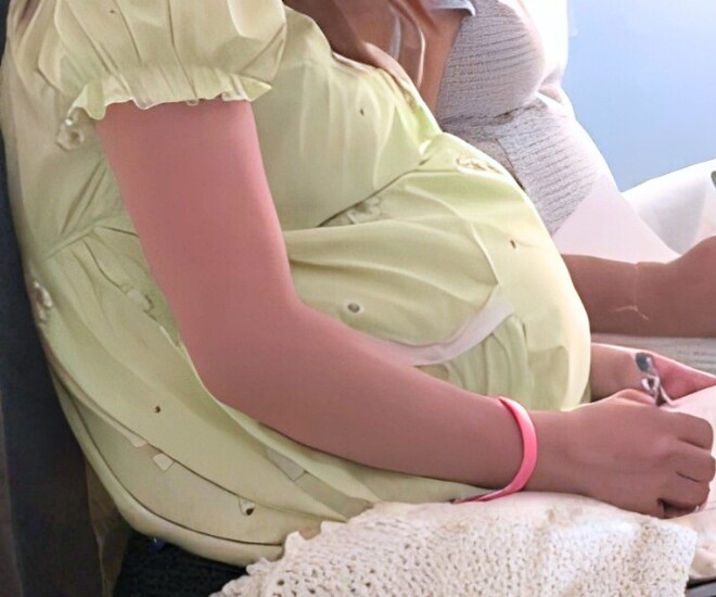 Cuộc sống của bé gái 12 tuổi sinh con với bạn trai 13 tuổi gây xôn xao 10 năm trước giờ ra sao? - 1