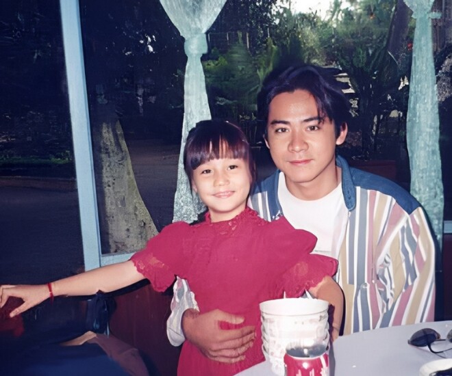 Bé gái Việt được Huỳnh Anh Tuấn bế 26 năm trước giờ đã thành mẹ bỉm, đẻ xong đẹp bỏng mắt, ở nhà trăm tỷ - 1